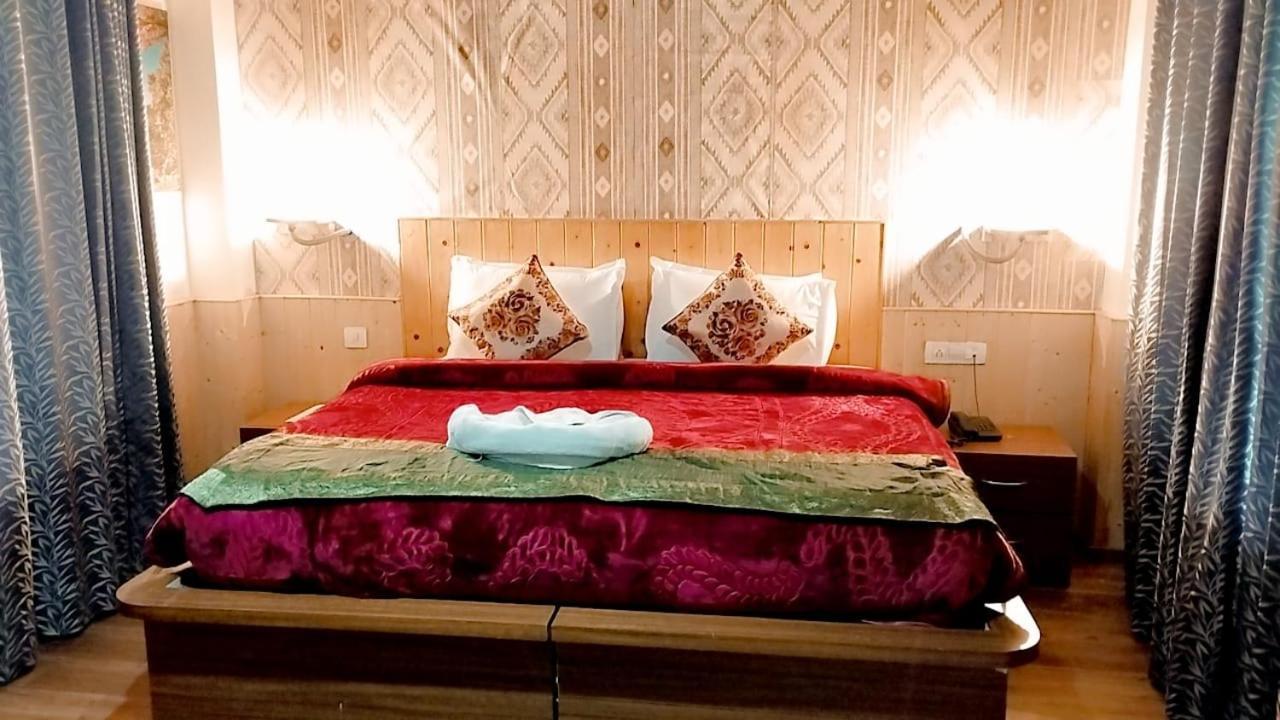 Hotel Seraj International Manāli Exteriör bild