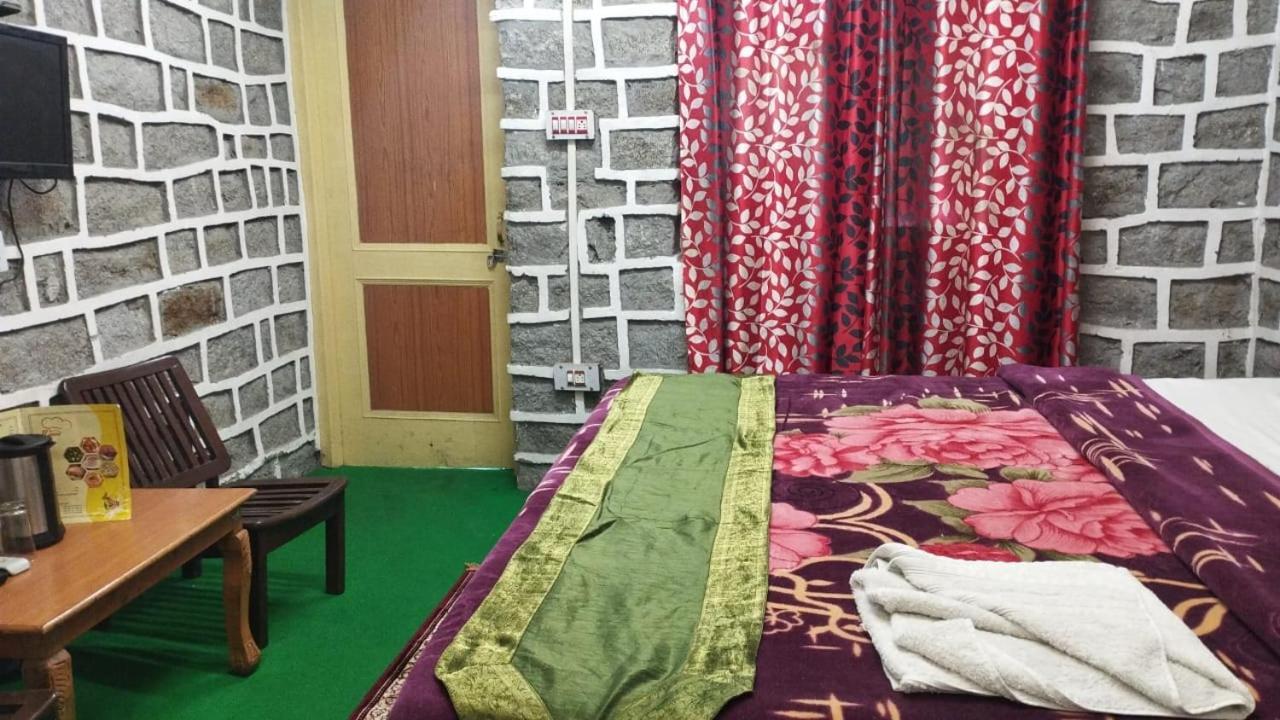 Hotel Seraj International Manāli Exteriör bild