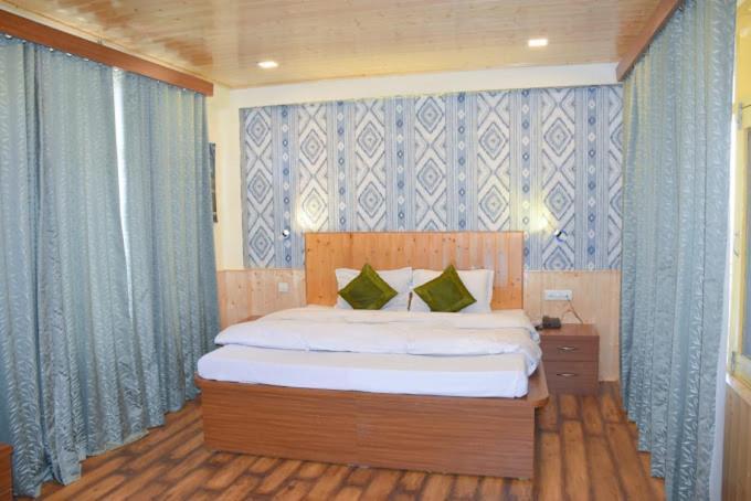 Hotel Seraj International Manāli Exteriör bild